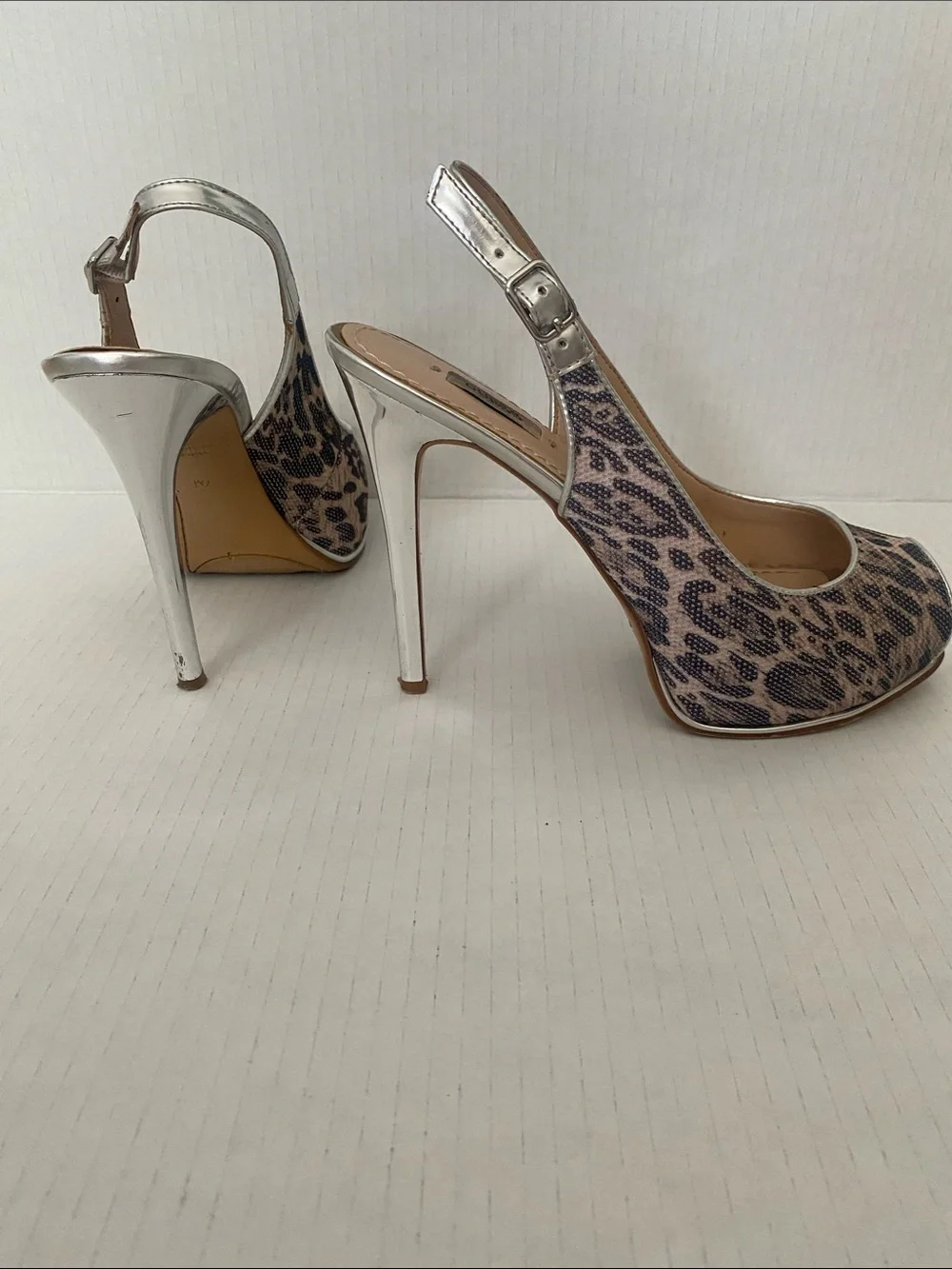 GUESS Slingback Peep-Toe 5” Heel in brown & silver Leopard Print Size 7 - Picture 7 of 16